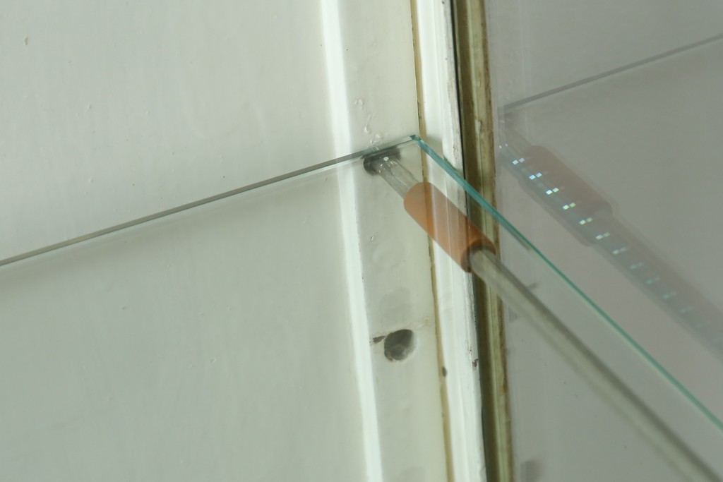 フランスアンティーク　アイアンフレーム　ペイント　縦型　シャビーシックな雰囲気が魅力のメディカルキャビネット　(R-081792)