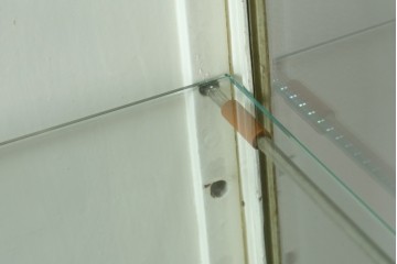 フランスアンティーク　アイアンフレーム　ペイント　縦型　シャビーシックな雰囲気が魅力のメディカルキャビネット　(R-081792)