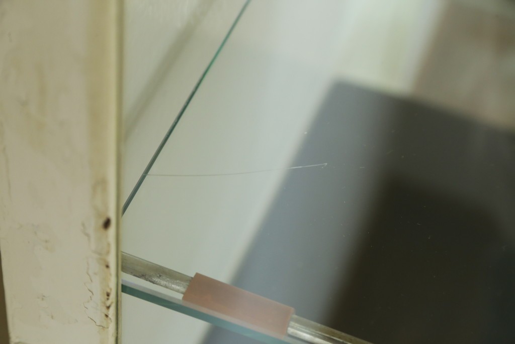 フランスアンティーク　アイアンフレーム　ペイント　縦型　シャビーシックな雰囲気が魅力のメディカルキャビネット　(R-081792)