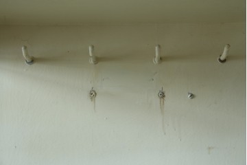 フランスアンティーク　アイアンフレーム　ペイント　縦型　シャビーシックな雰囲気が魅力のメディカルキャビネット　(R-081792)