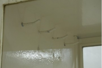 フランスアンティーク　アイアンフレーム　ペイント　縦型　シャビーシックな雰囲気が魅力のメディカルキャビネット　(R-081792)