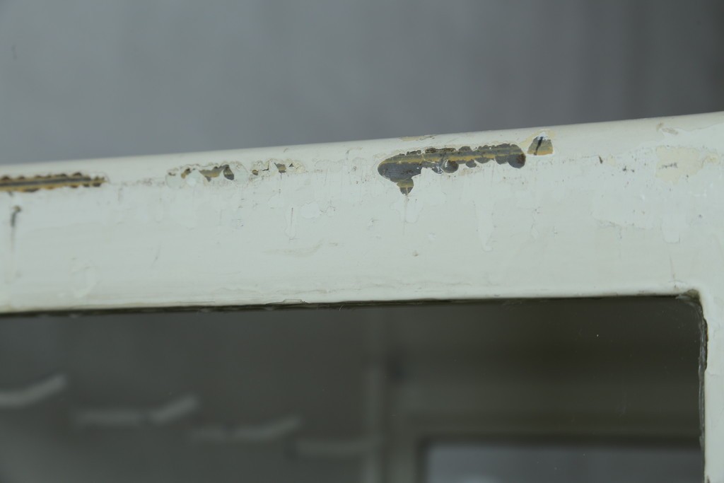 フランスアンティーク　アイアンフレーム　ペイント　縦型　シャビーシックな雰囲気が魅力のメディカルキャビネット　(R-081792)