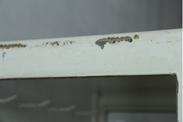 フランスアンティーク　アイアンフレーム　ペイント　縦型　シャビーシックな雰囲気が魅力のメディカルキャビネット　(R-081792)