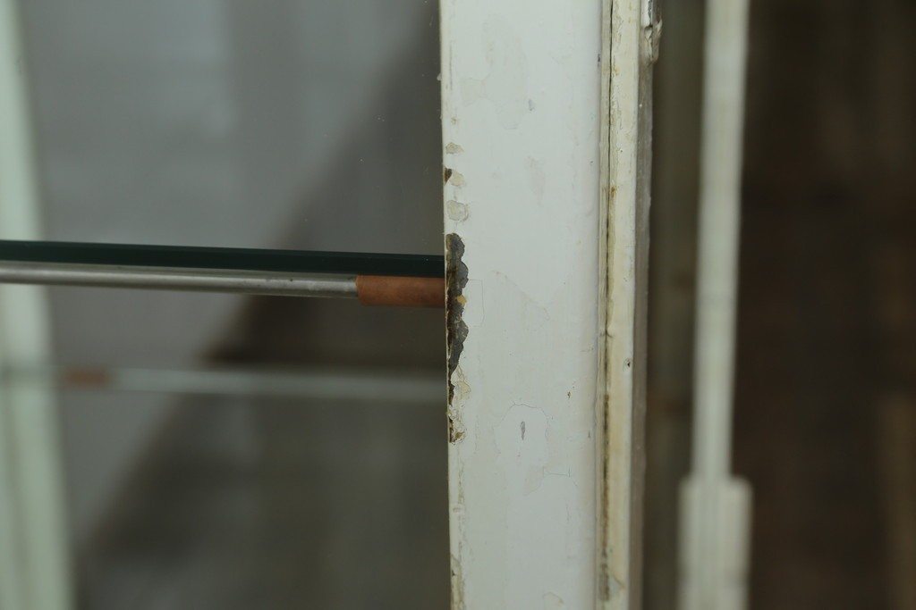 フランスアンティーク　アイアンフレーム　ペイント　縦型　シャビーシックな雰囲気が魅力のメディカルキャビネット　(R-081792)