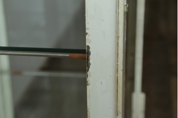 フランスアンティーク　アイアンフレーム　ペイント　縦型　シャビーシックな雰囲気が魅力のメディカルキャビネット　(R-081792)