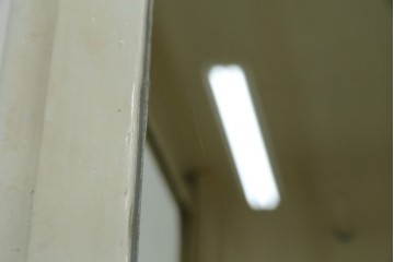 フランスアンティーク　アイアンフレーム　ペイント　縦型　シャビーシックな雰囲気が魅力のメディカルキャビネット　(R-081792)