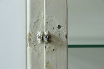 フランスアンティーク　アイアンフレーム　ペイント　縦型　シャビーシックな雰囲気が魅力のメディカルキャビネット　(R-081792)