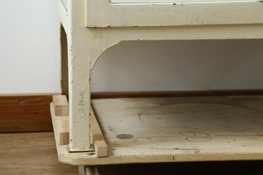 フランスアンティーク　アイアンフレーム　ペイント　縦型　シャビーシックな雰囲気が魅力のメディカルキャビネット　(R-081792)