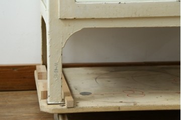 フランスアンティーク　アイアンフレーム　ペイント　縦型　シャビーシックな雰囲気が魅力のメディカルキャビネット　(R-081792)