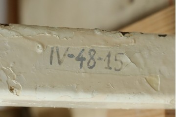 フランスアンティーク　アイアンフレーム　ペイント　縦型　シャビーシックな雰囲気が魅力のメディカルキャビネット　(R-081792)