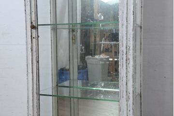 フランスアンティーク　フレンチシャビーな風合いが素敵な縦型ガラスケース(ガラスキャビネット、ショーケース、コレクションケース、陳列棚、飾り棚、戸棚、店舗什器)(R-081793)