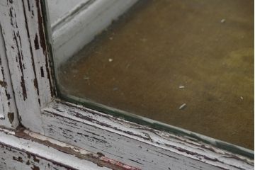 フランスアンティーク　フレンチシャビーな風合いが素敵な縦型ガラスケース(ガラスキャビネット、ショーケース、コレクションケース、陳列棚、飾り棚、戸棚、店舗什器)(R-081793)