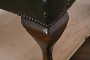 イギリスアンティーク　レザー(本革)　重厚感のある佇まいが魅力的なウィングバックソファ(ウイングバックソファ、1人掛け、1P、一人掛けソファ、アームチェア、店舗什器、英国)(R-081794)