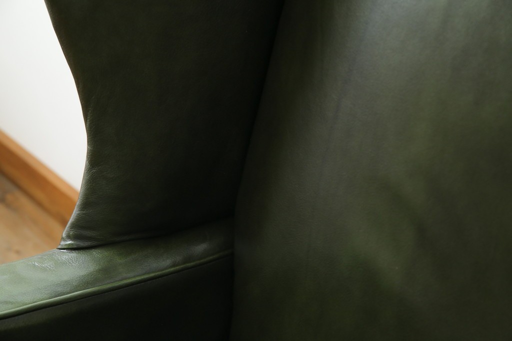 イギリスアンティーク　レザー(本革)　重厚感のある佇まいが魅力的な1人掛けウィングバックソファ　(R-081795)