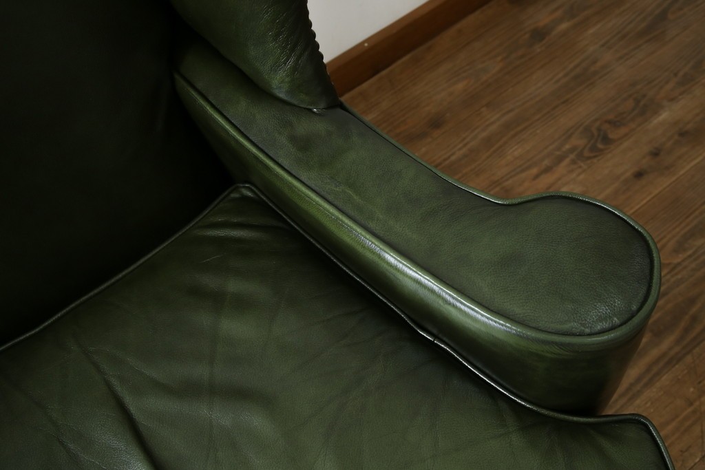 イギリスアンティーク　レザー(本革)　重厚感のある佇まいが魅力的な1人掛けウィングバックソファ　(R-081795)