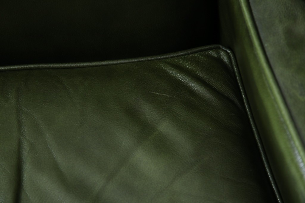 イギリスアンティーク　レザー(本革)　重厚感のある佇まいが魅力的な1人掛けウィングバックソファ　(R-081795)