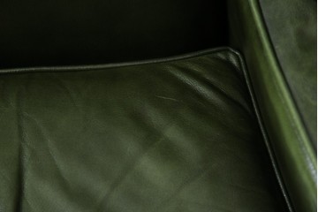 イギリスアンティーク　レザー(本革)　重厚感のある佇まいが魅力的な1人掛けウィングバックソファ　(R-081795)