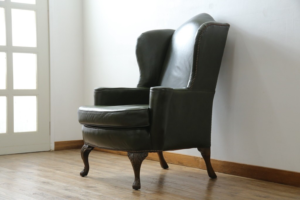 イギリスアンティーク　レザー(本革)　重厚感のある佇まいが魅力的な1人掛けウィングバックソファ　(R-081795)