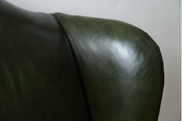 イギリスアンティーク　レザー(本革)　重厚感のある佇まいが魅力的な1人掛けウィングバックソファ　(R-081795)