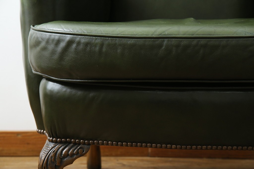 イギリスアンティーク　レザー(本革)　重厚感のある佇まいが魅力的な1人掛けウィングバックソファ　(R-081795)