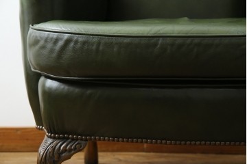 イギリスアンティーク　レザー(本革)　重厚感のある佇まいが魅力的な1人掛けウィングバックソファ　(R-081795)