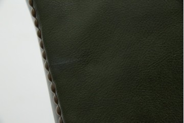 イギリスアンティーク　レザー(本革)　重厚感のある佇まいが魅力的な1人掛けウィングバックソファ　(R-081795)