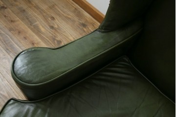 イギリスアンティーク　レザー(本革)　重厚感のある佇まいが魅力的な1人掛けウィングバックソファ　(R-081795)