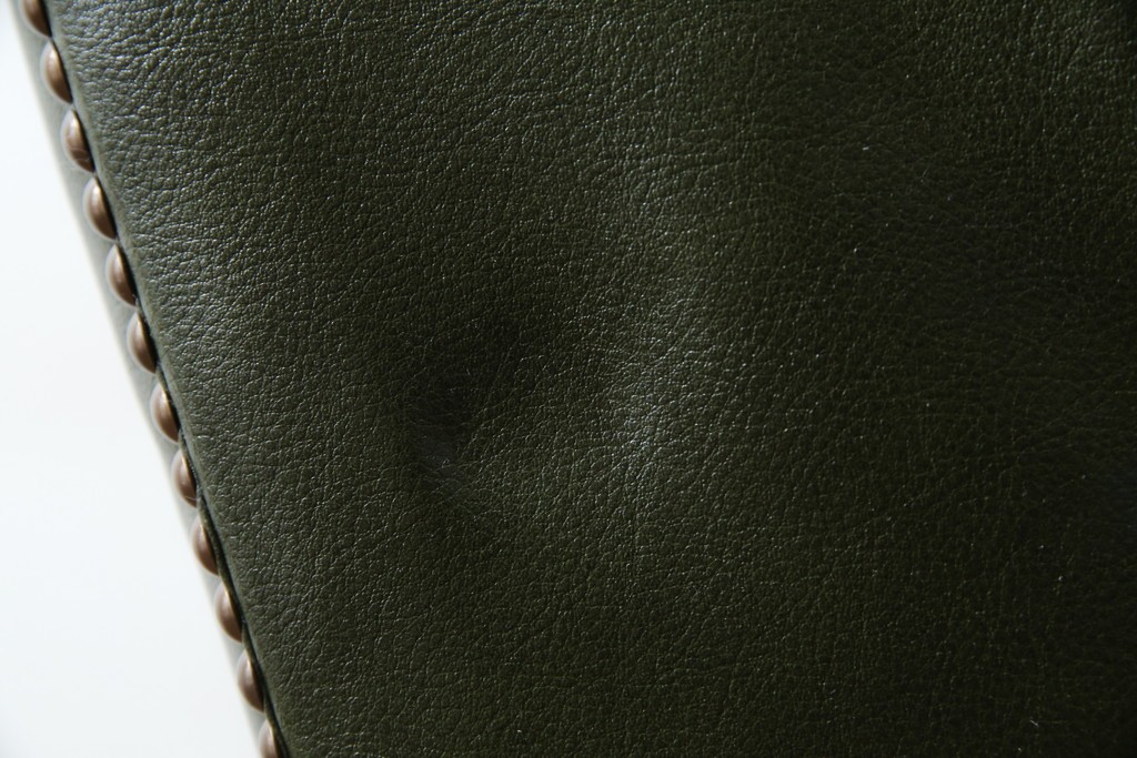 イギリスアンティーク　レザー(本革)　重厚感のある佇まいが魅力的な1人掛けウィングバックソファ　(R-081795)