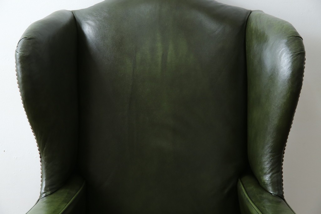 イギリスアンティーク　レザー(本革)　重厚感のある佇まいが魅力的な1人掛けウィングバックソファ　(R-081795)