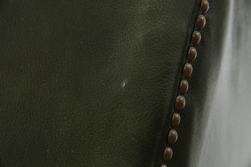 イギリスアンティーク　レザー(本革)　重厚感のある佇まいが魅力的な1人掛けウィングバックソファ　(R-081795)