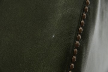 イギリスアンティーク　レザー(本革)　重厚感のある佇まいが魅力的な1人掛けウィングバックソファ　(R-081795)