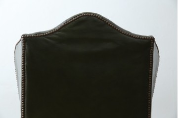 イギリスアンティーク　レザー(本革)　重厚感のある佇まいが魅力的な1人掛けウィングバックソファ　(R-081795)