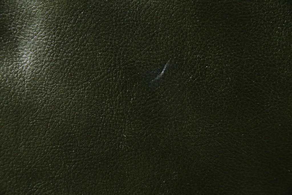 イギリスアンティーク　レザー(本革)　重厚感のある佇まいが魅力的な1人掛けウィングバックソファ　(R-081795)