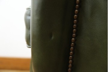 イギリスアンティーク　レザー(本革)　重厚感のある佇まいが魅力的な1人掛けウィングバックソファ　(R-081795)