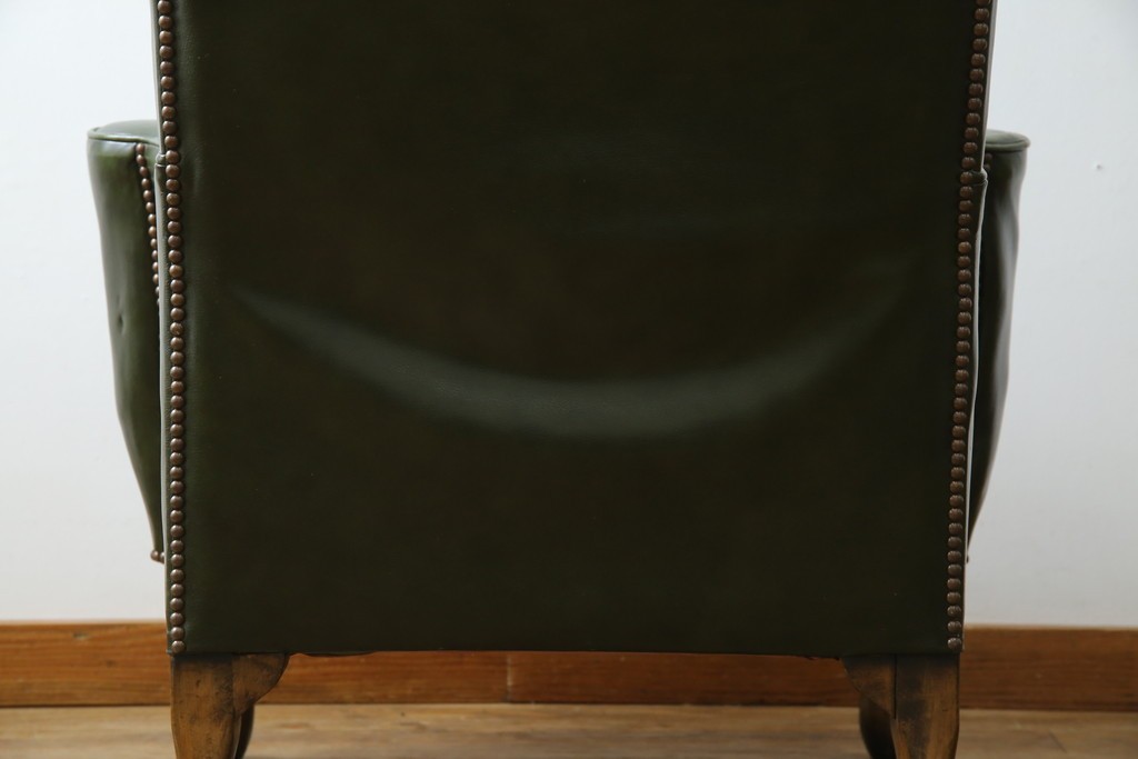 イギリスアンティーク　レザー(本革)　重厚感のある佇まいが魅力的な1人掛けウィングバックソファ　(R-081795)