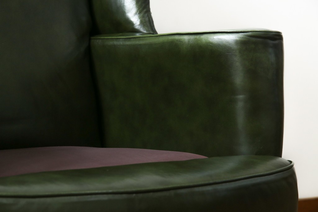 イギリスアンティーク　レザー(本革)　重厚感のある佇まいが魅力的な1人掛けウィングバックソファ　(R-081795)