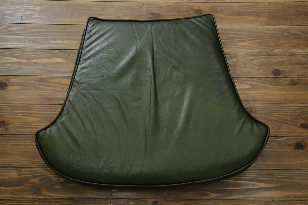 イギリスアンティーク　レザー(本革)　重厚感のある佇まいが魅力的な1人掛けウィングバックソファ　(R-081795)