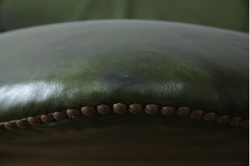 イギリスアンティーク　レザー(本革)　重厚感のある佇まいが魅力的な1人掛けウィングバックソファ　(R-081795)