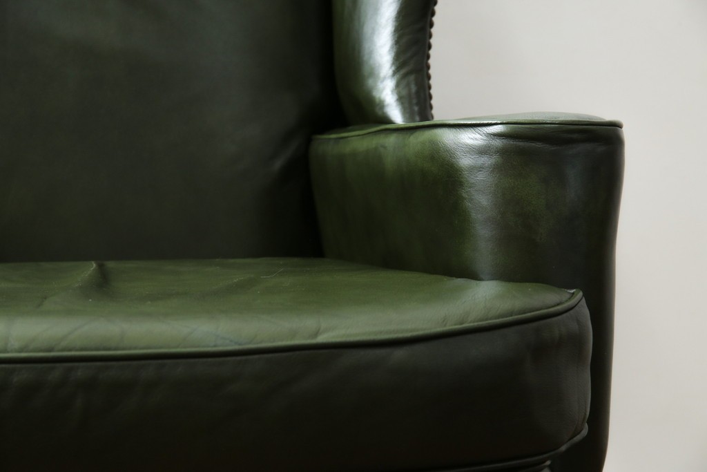 イギリスアンティーク　レザー(本革)　重厚感のある佇まいが魅力的な1人掛けウィングバックソファ　(R-081795)