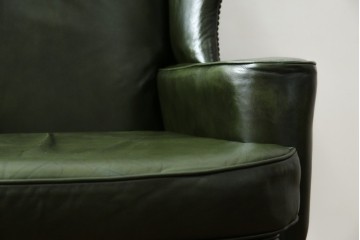 イギリスアンティーク　レザー(本革)　重厚感のある佇まいが魅力的な1人掛けウィングバックソファ　(R-081795)