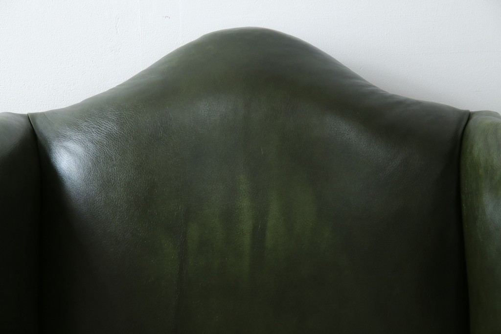 イギリスアンティーク　レザー(本革)　重厚感のある佇まいが魅力的な1人掛けウィングバックソファ　(R-081795)