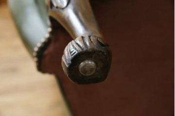 イギリスアンティーク　レザー(本革)　重厚感のある佇まいが魅力的な1人掛けウィングバックソファ　(R-081795)