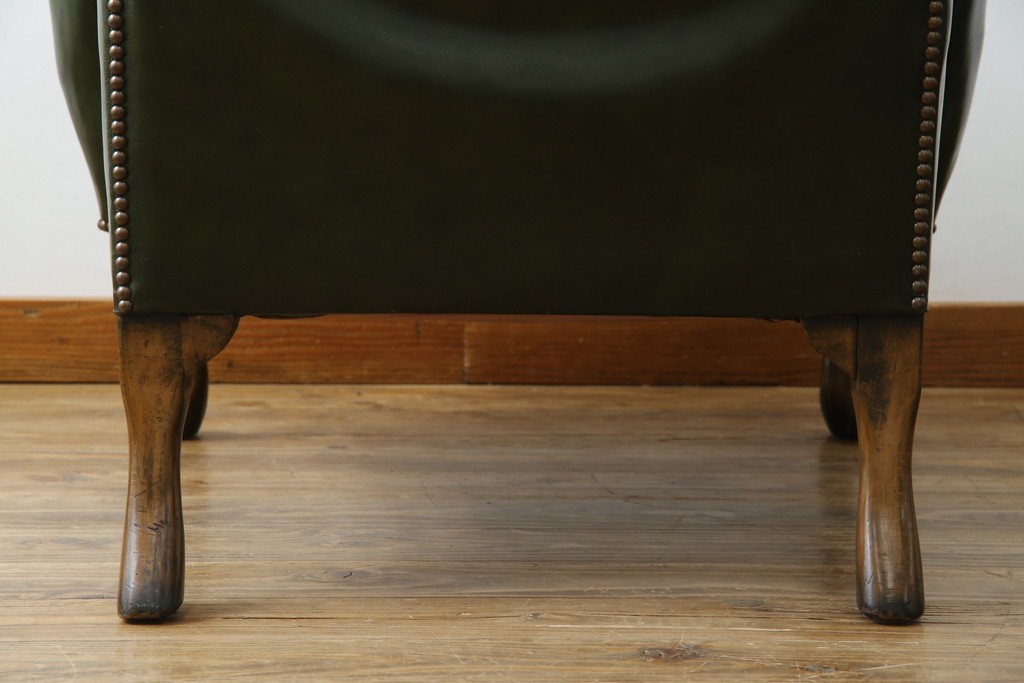 イギリスアンティーク　レザー(本革)　重厚感のある佇まいが魅力的な1人掛けウィングバックソファ　(R-081795)