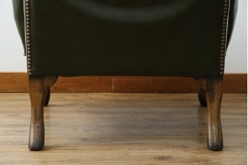 イギリスアンティーク　レザー(本革)　重厚感のある佇まいが魅力的な1人掛けウィングバックソファ　(R-081795)