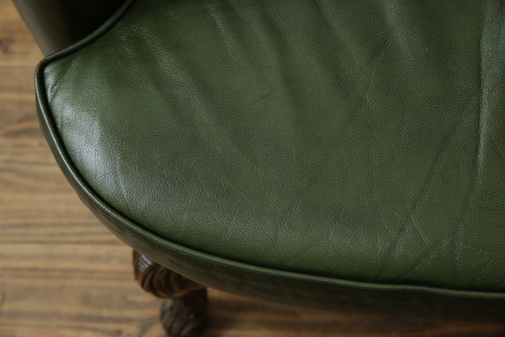 イギリスアンティーク　レザー(本革)　重厚感のある佇まいが魅力的な1人掛けウィングバックソファ　(R-081795)