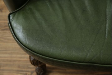 イギリスアンティーク　レザー(本革)　重厚感のある佇まいが魅力的な1人掛けウィングバックソファ　(R-081795)