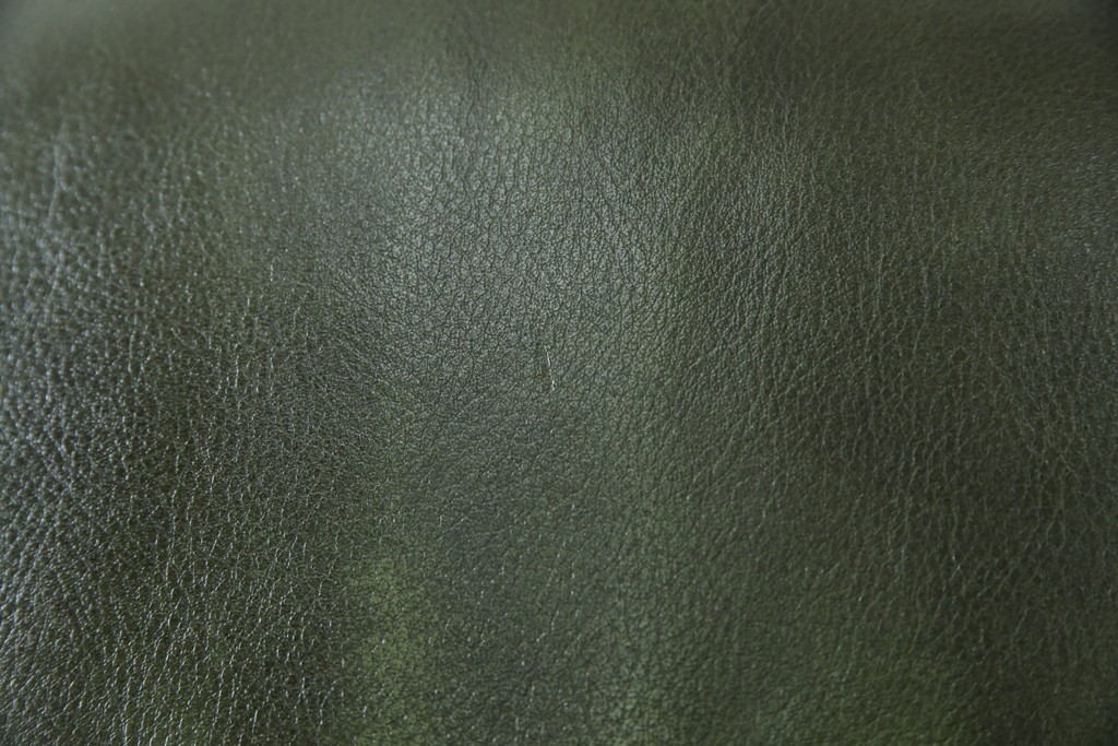 イギリスアンティーク　レザー(本革)　重厚感のある佇まいが魅力的な1人掛けウィングバックソファ　(R-081795)