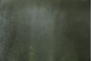 イギリスアンティーク　レザー(本革)　重厚感のある佇まいが魅力的な1人掛けウィングバックソファ　(R-081795)