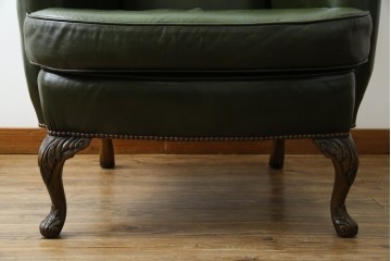 イギリスアンティーク　レザー(本革)　重厚感のある佇まいが魅力的な1人掛けウィングバックソファ　(R-081795)