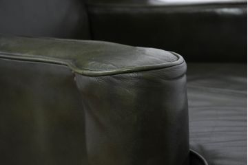 イギリスアンティーク　レザー(本革)　重厚感のある佇まいが魅力的な1人掛けウィングバックソファ(ウイングバックソファ、1P、一人掛けソファ、アームチェア、店舗什器、英国)(R-081795)